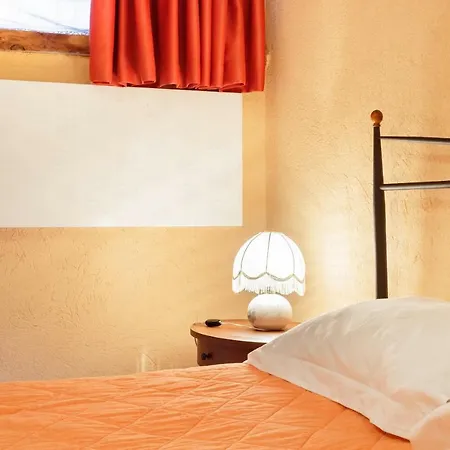 Hellochalet_foyer Orange Valtournenche